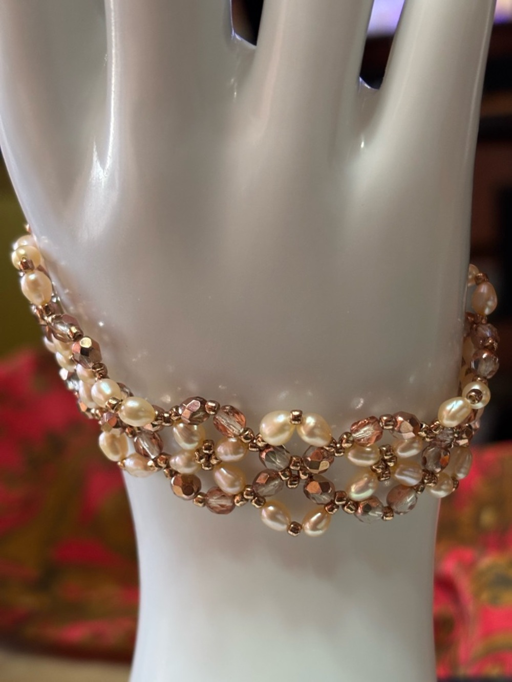 Freshwater pearl bracelet with coppertone crystal accent beads 8 inches - Picture 4 of 8
